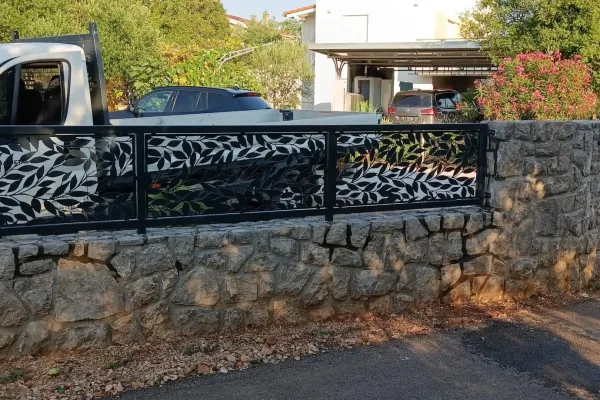Laserski rezana ograda. Antracit boja RAL 7016