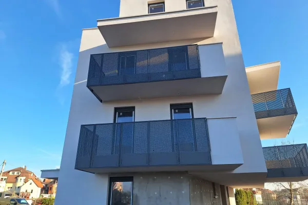 Metalna balkonska ograda po mjeri, sa ispunom od perforiranog lima. RAL 7016