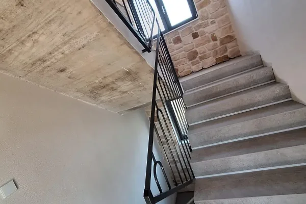 Minimalistička metalna ograda za stubište. Antracit boje. RAL 7016
